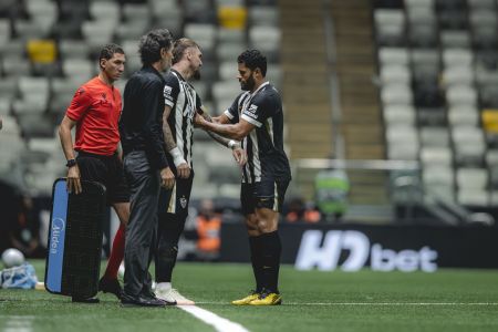 Lyanco recebe faixa de capitão de Hulk no retorno ao Galo
