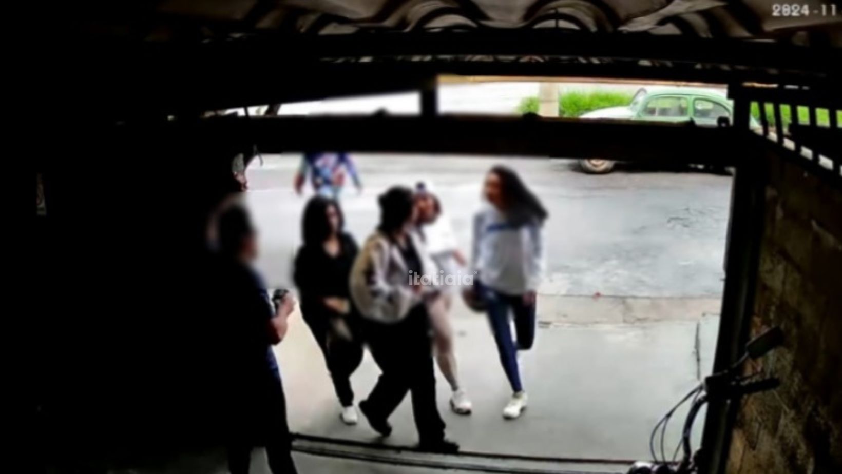 Máfia Azul x Galoucura: novas imagens mostram homem puxando agasalho de torcedora agredida