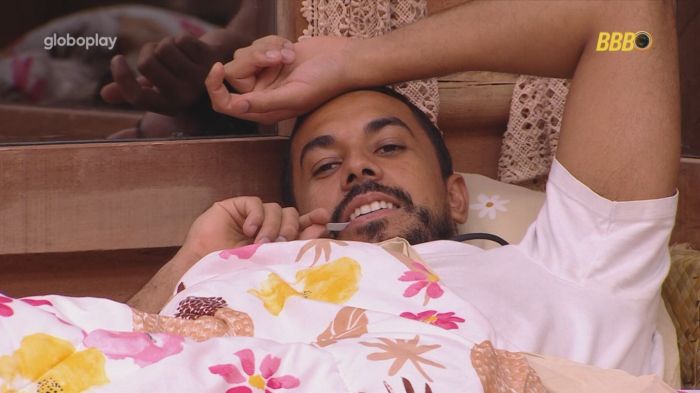 Maike voltou a flertar com Renata 