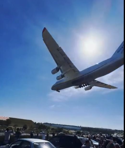 O avião possui 69 metros de comprimento, equivalente ao lado menor de um campo de futebol onde ficam as traves.