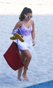 Maísa é flagrada em praia do Rio de Janeiro