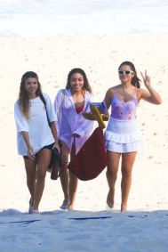 Maísa é flagrada em praia do Rio de Janeiro