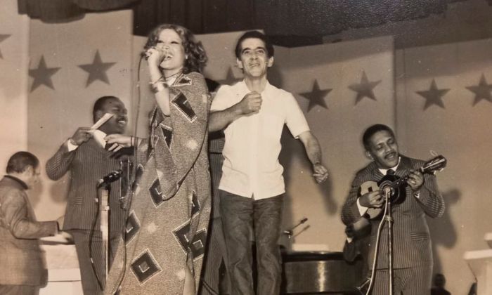 Foto de Mamão e Clara Nunes durante apresentação de 'Tristeza pé no chão' em 1972 foi incluída no registro