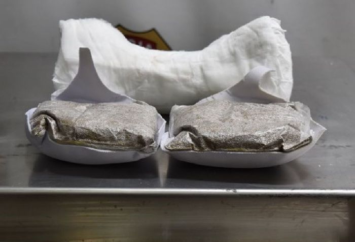 Uma mulher de Manaus foi apreendida com 1kg de maconha no sutiã