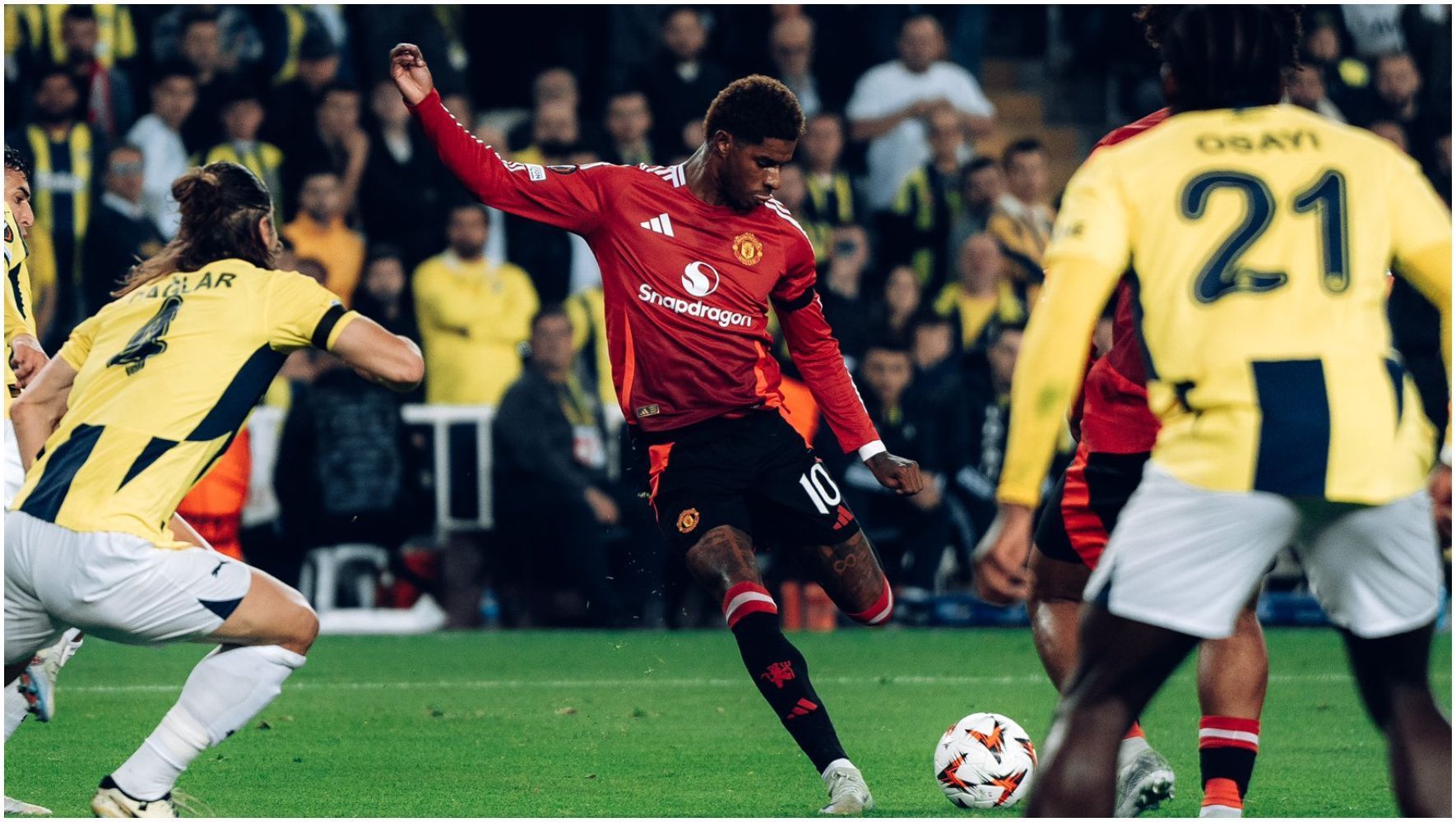 United sai na frente, mas cede empate ao Fenerbahçe e segue sem vencer na Liga Europa