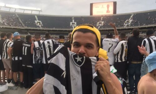 Manfrini Lucas beija a camisa do Botafogo dentro do Más Monumental em Buenos Aires