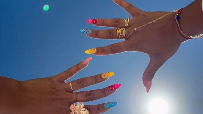 Manicure de verão unhas coloridas e nail art da estação