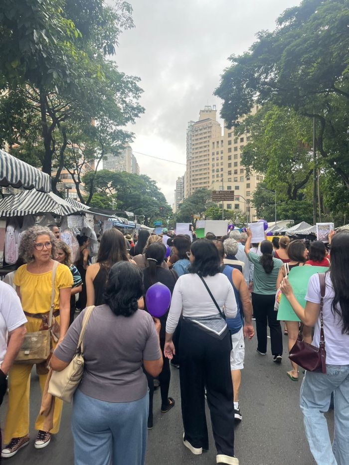 Manifestantes pedem justiça por Orelha na Feira Hippie de BH Manifestantes pedem justiça por Orelha na Feira Hippie de BH