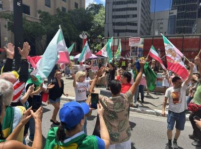 Manifestantes comemoraram queda de Khamenei na manifestação da Avenida Paulista