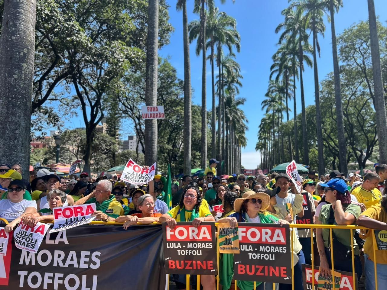Ato pró-Bolsonaro em BH reúne vereadores, deputados e secretários de Zema
