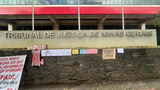 Manifestantes protestam em frente ao TJMG