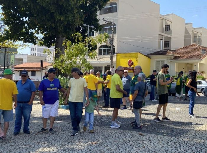 Manifestantes se reúnem em Varginha, no Sul de Minas, durante feriado da Independência