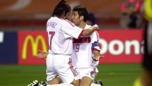 Mansis e Şükür celebram o gol mais rápido da história das Copas