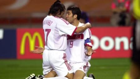 Mansis e Şükür celebram o gol mais rápido da história das Copas