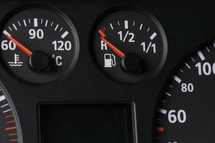 marcadores de temperatura (esq) e combustível no painel do carro