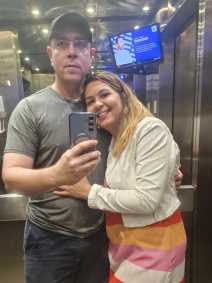 Marcus Marinho publicou fotos ao lado da esposa e exibiu as alianças