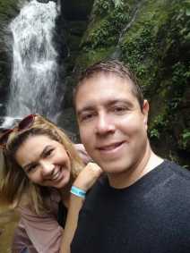 Marcus Marinho publicou fotos ao lado da esposa e exibiu as alianças