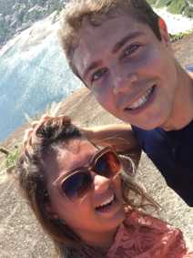 Marcus Marinho publicou fotos ao lado da esposa e exibiu as alianças