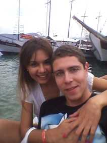 Marcus Marinho publicou fotos ao lado da esposa e exibiu as alianças