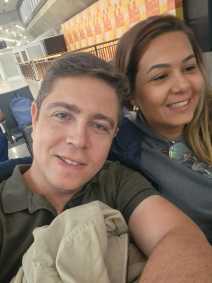 Marcus Marinho publicou fotos ao lado da esposa e exibiu as alianças