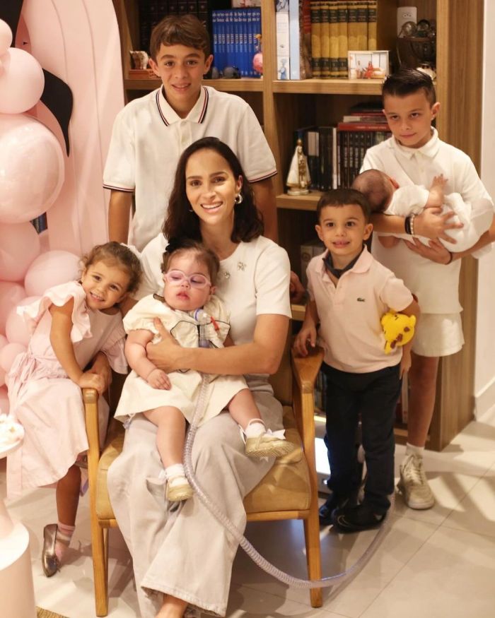 Maria Guilhermina ao lado dos cinco irmãos 