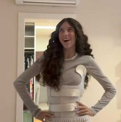 Maria Viel está usando colete ortopédico