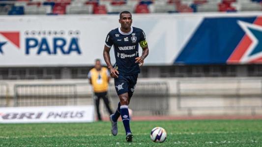 Zagueiro Marllon em campo pelo Remo