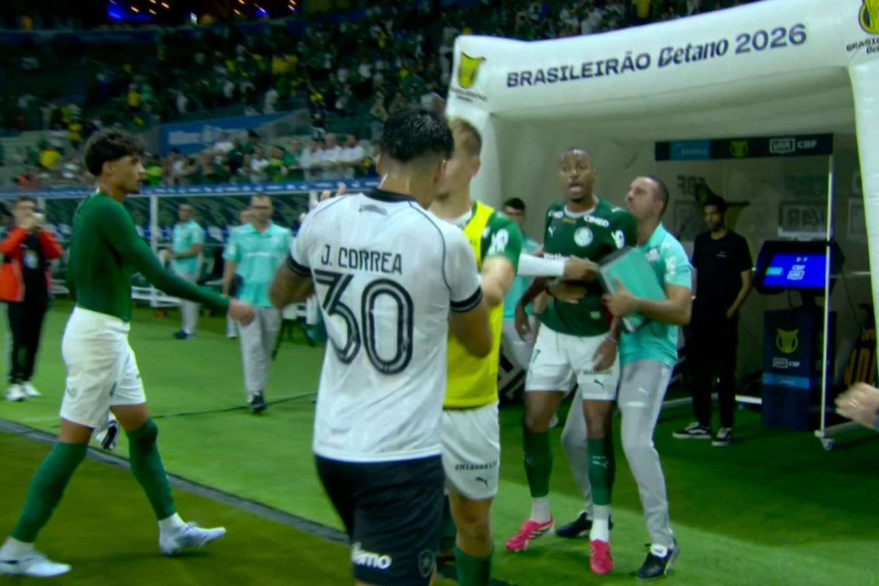 Marlon Freitas, do Palmeiras, discute com ex-companheiros de Botafogo