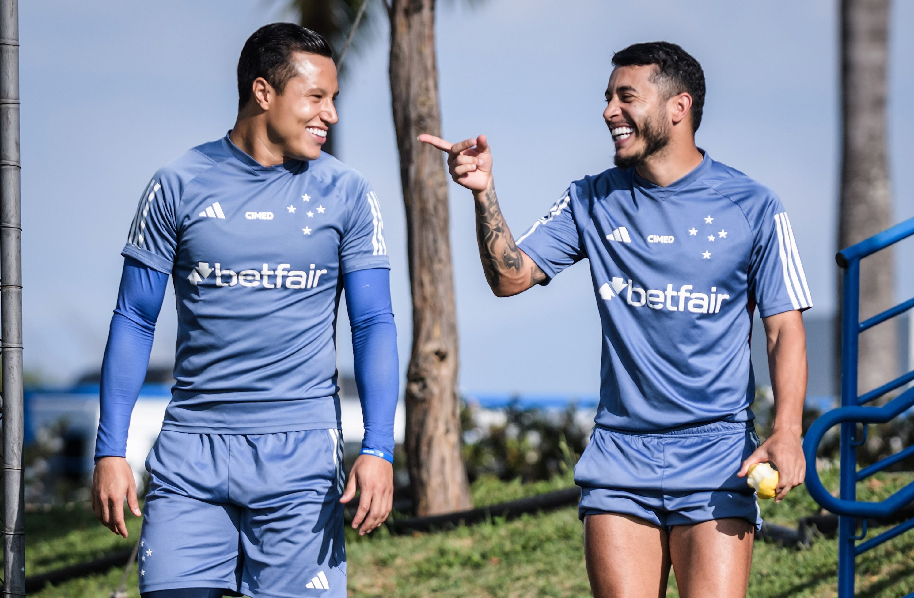 Jogador do Cruzeiro é eleito melhor ala do mundo fora de 'grandes ligas'; veja lista