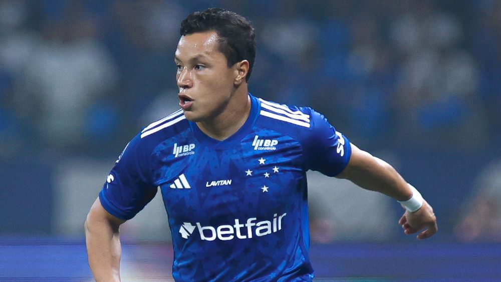 Marlon, do Cruzeiro, se revolta após tomar 'copada de cerveja na cara' depois de empate
