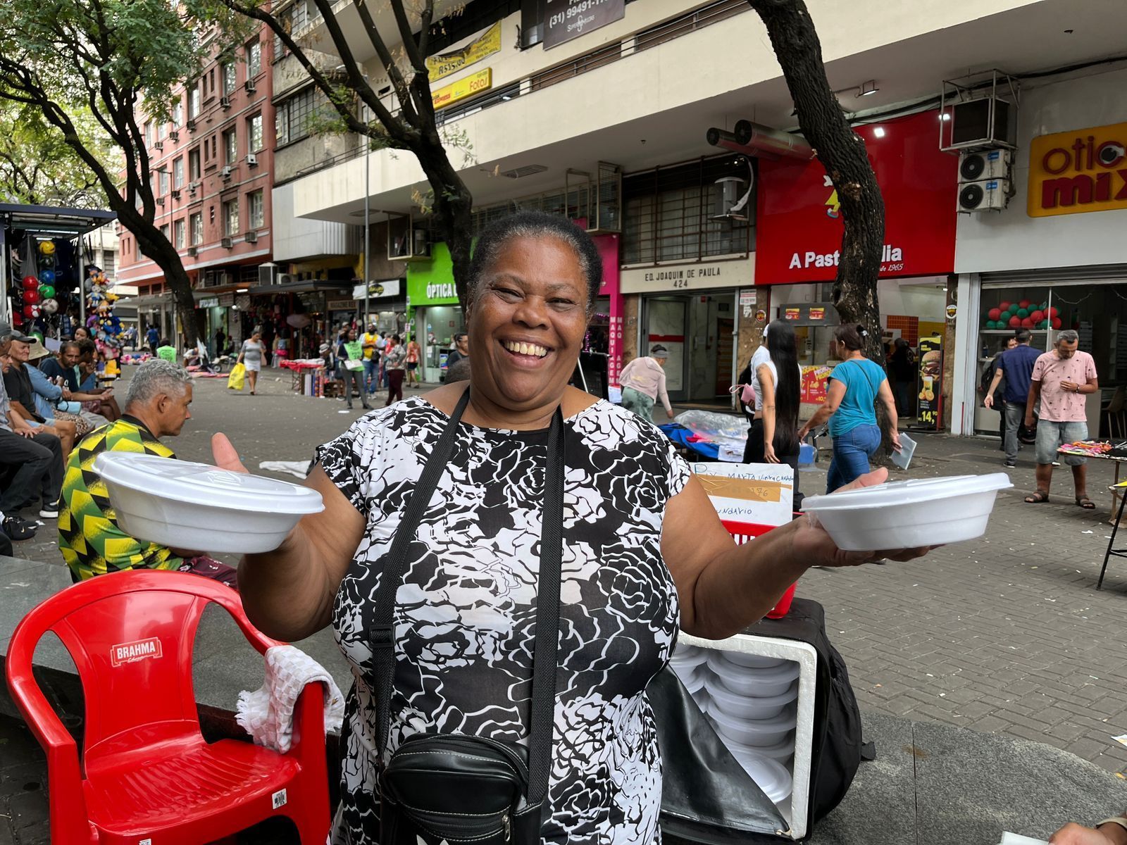 BH 127 anos: cozinheira que vende marmitão a R$ 8 na Praça 7 revela como faz para manter o preço