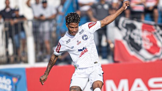 Marquinhos em ação pelo Maguary contra o Santa Cruz no Campeonato Pernambucano