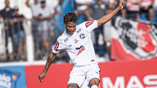 Marquinhos em ação pelo Maguary contra o Santa Cruz no Campeonato Pernambucano