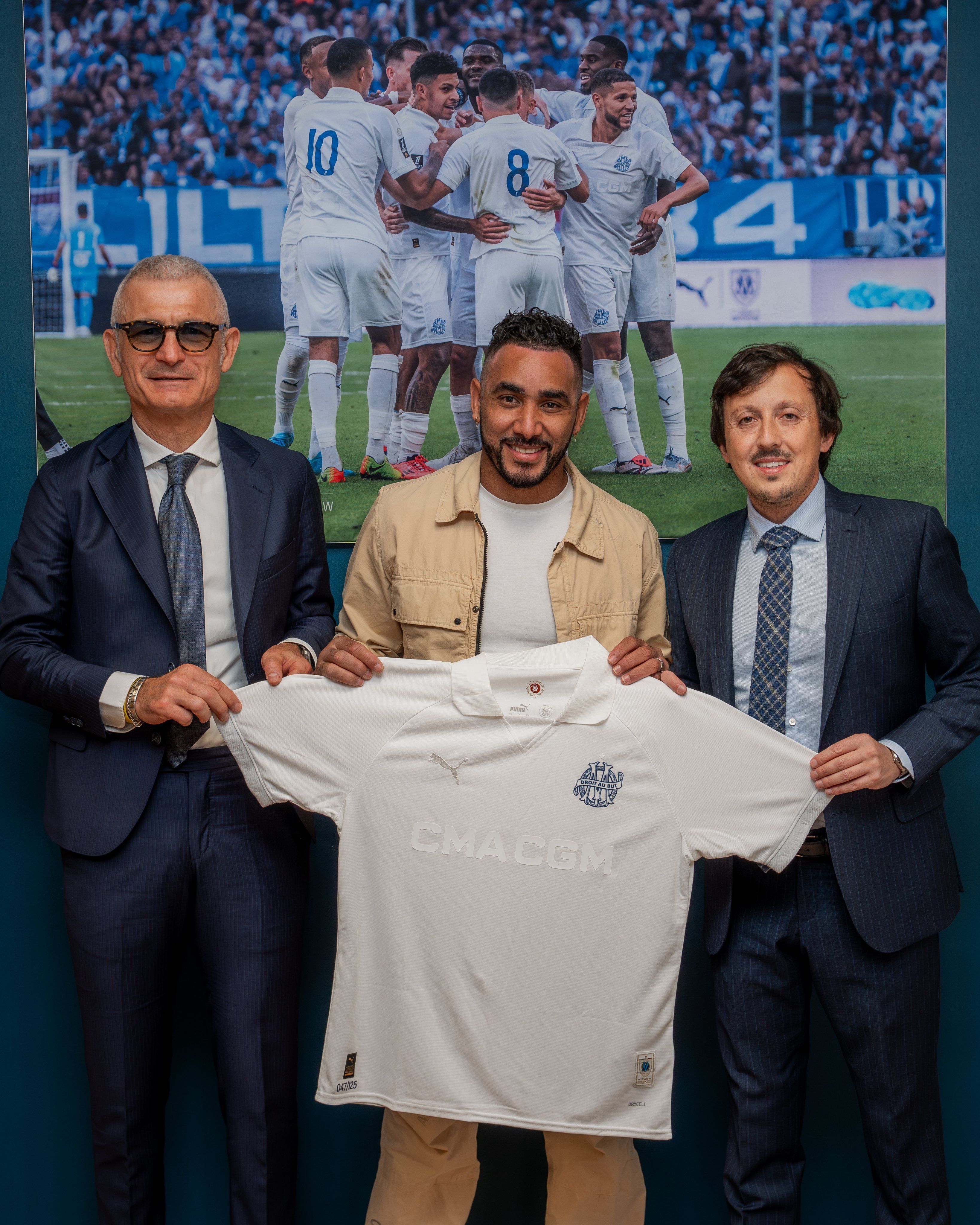 Meia do Vasco é ovacionado por torcida na França
