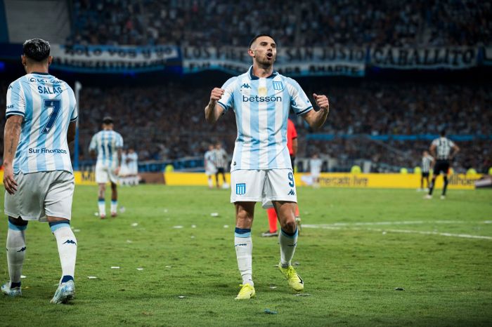 Adrian Martínez vibra com o segundo gol do Racing na ida da Recopa Sul-Americana