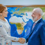 Em reunião com rainha da Dinamarca, Lula agradece devolução de manto Tupinambá ao Brasil
