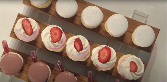 Léo apresentou o melhor trio de macarons e ganhou um pin