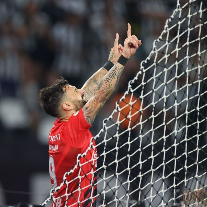 Mastriani comemora o gol do Athletico diante do Botafogo, no Nilton Santos