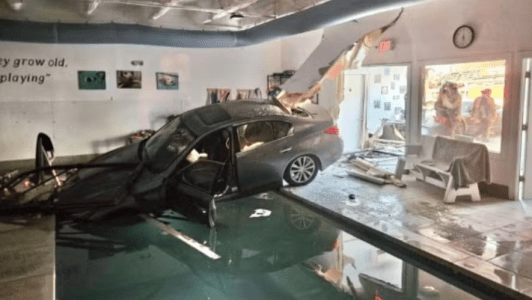 Carro destrói fachada de loja e vai parar em uma das piscinas do estabelecimento