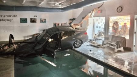Carro destrói fachada de loja e vai parar em uma das piscinas do estabelecimento