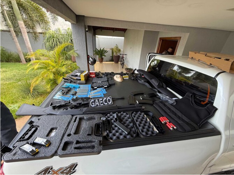 Operação em Goiás apreende mais de 500 mil anfetaminas, 61 armas e R$ 5 milhões