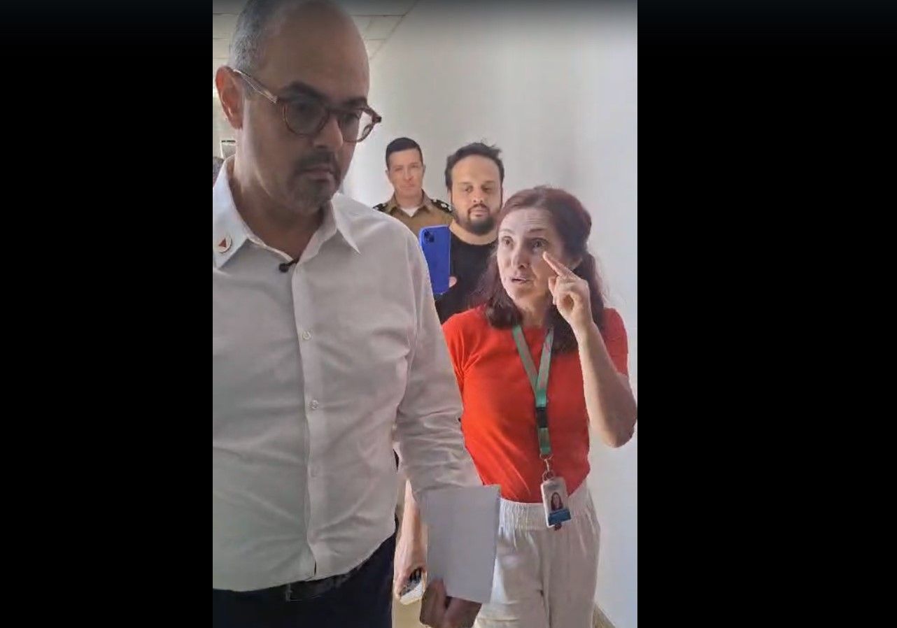Vídeo: servidora questiona Simões sobre interrupção de cirurgias