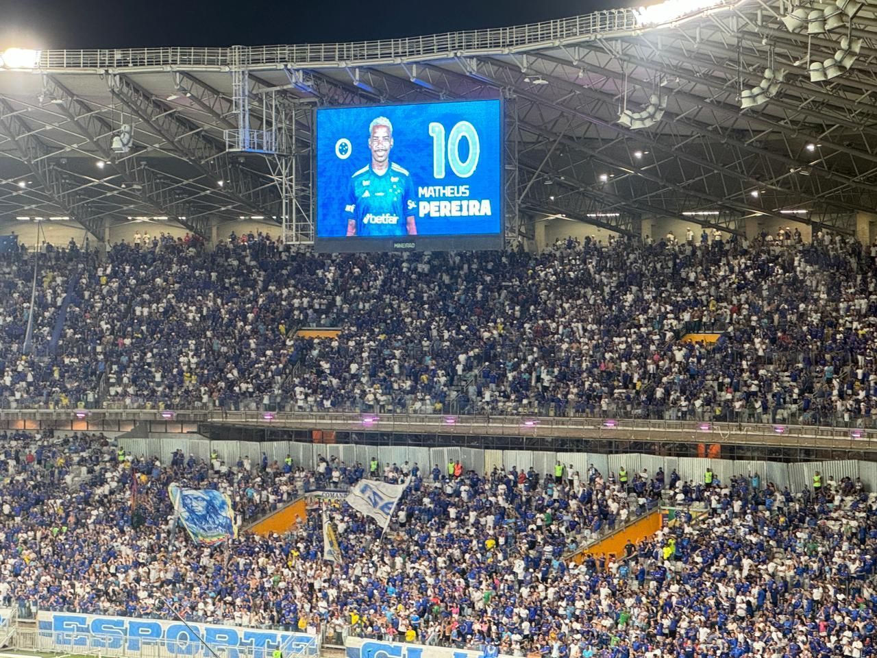 Torcida do Cruzeiro canta música diferente para Matheus Pereira no Mineirão