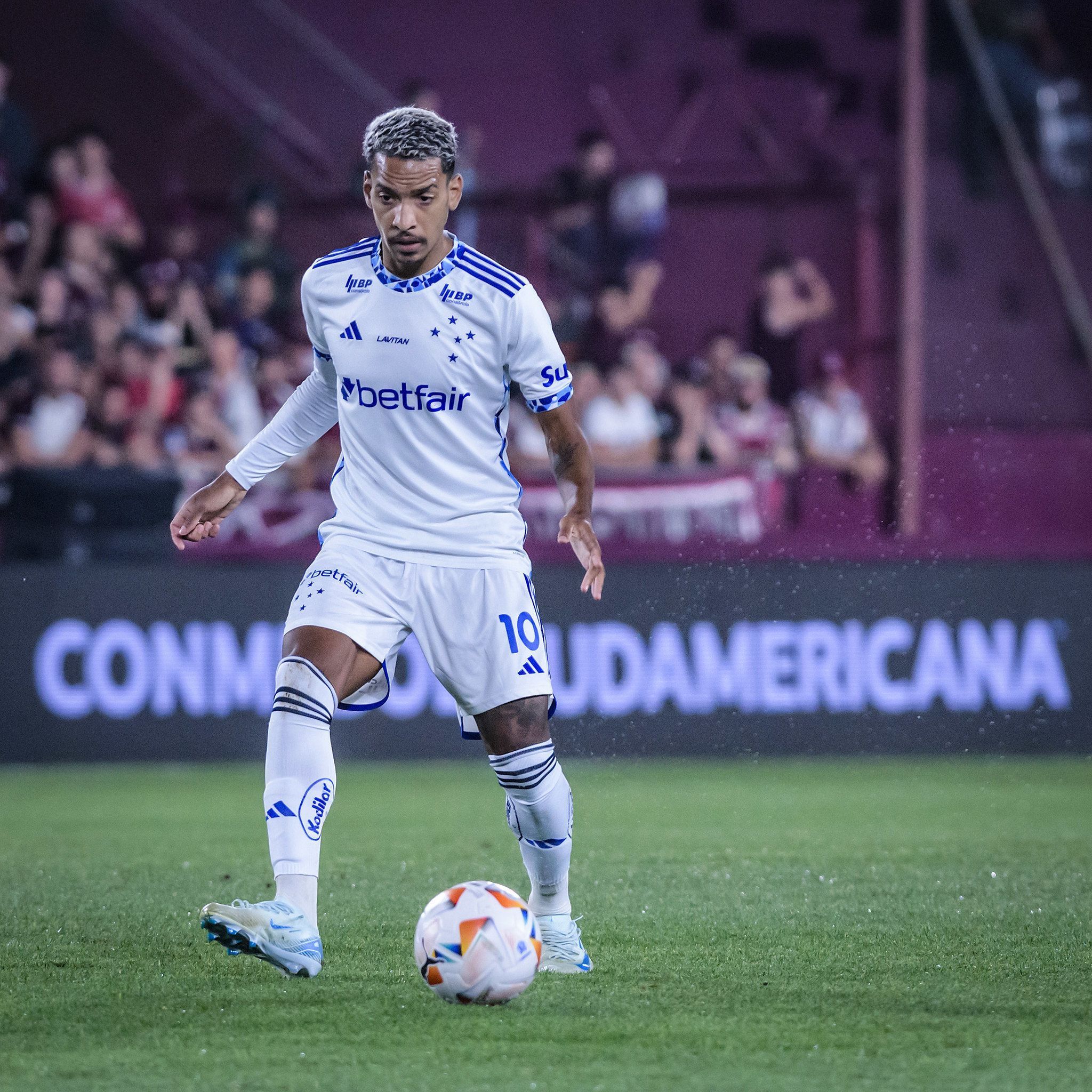 Matheus Pereira manda recado a jogador do Lanús após ida do Cruzeiro à final da Sula