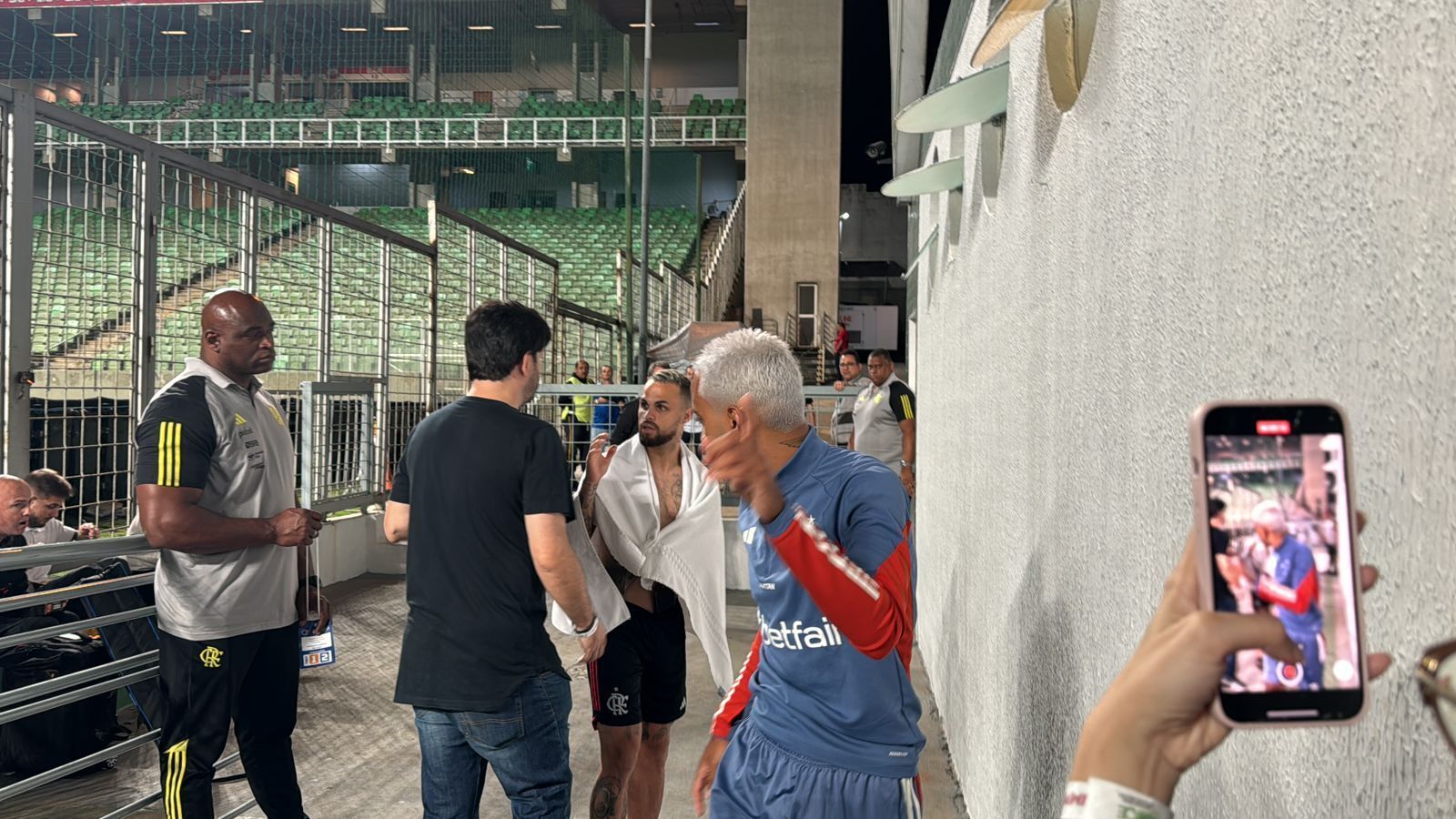 Jogador do Cruzeiro tem resenha com 'parça' do Flamengo após jogo no Independência