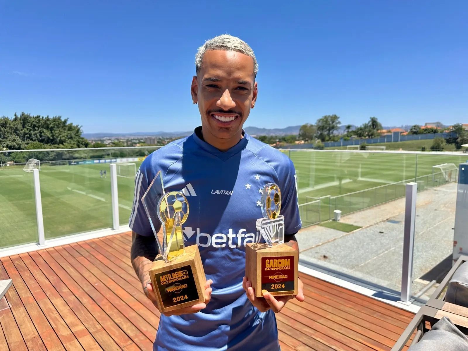 Matheus Pereira, do Cruzeiro, recebe prêmios de artilheiro e maior 'garçom' do Mineirão