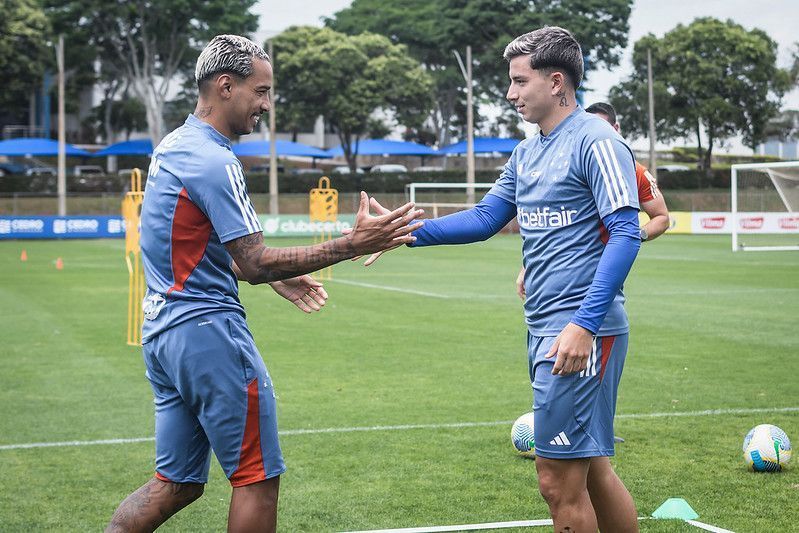 'Batizado' e emoção: Matheus Pereira volta ao Cruzeiro após estreia na Seleção