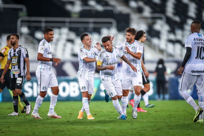 Matheus Henrique comemora gol pelo Grêmio contra o Botafogo, no Rio; Lucas Silva aparece ao lado
