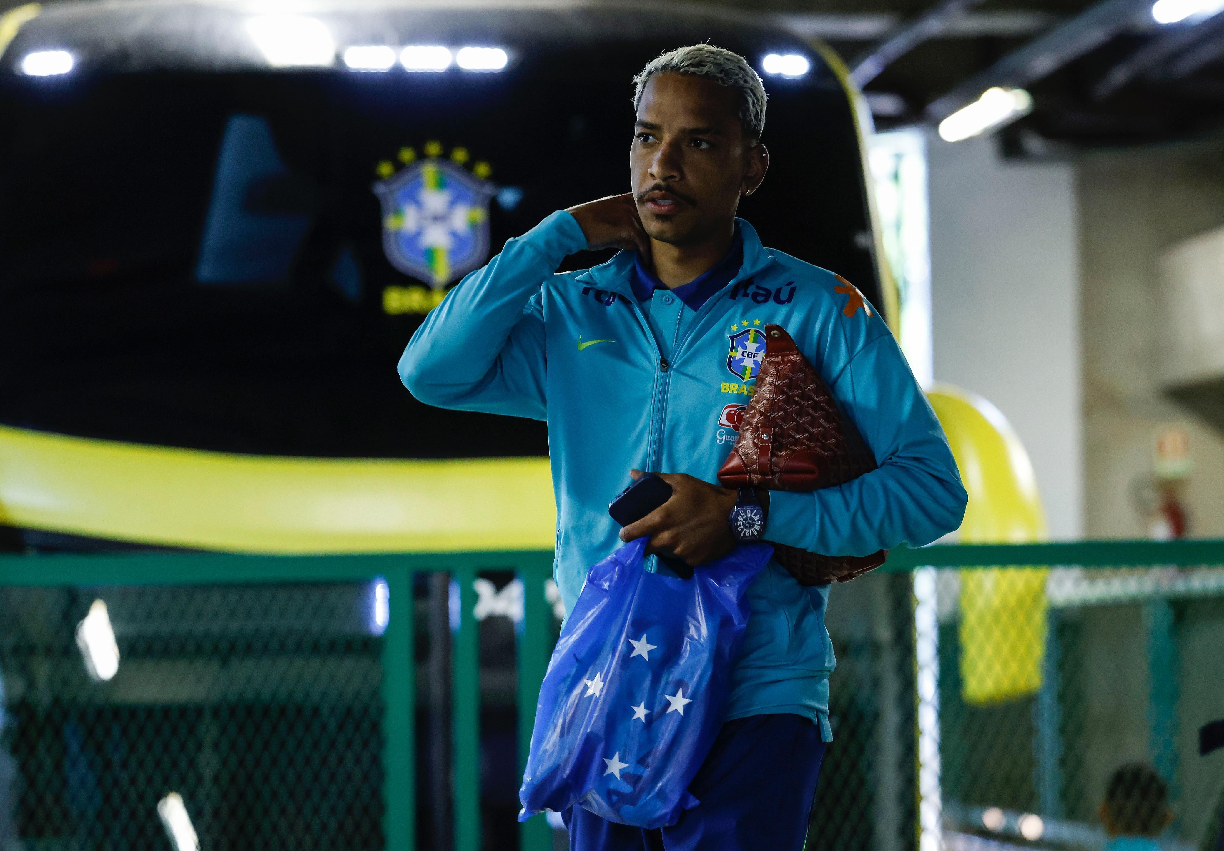 Matheus Pereira veste camisa da Seleção e relata encontro com Dorival: 'Sem acreditar'