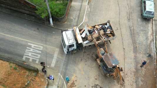 Limpeza da cidade e doações para desabrigados e desalojados, continuam nesta segunda-feira (02)
